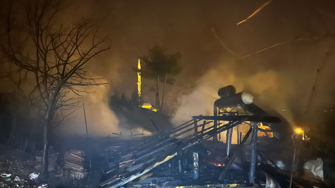 Gece çıkan yangın evi kül etti