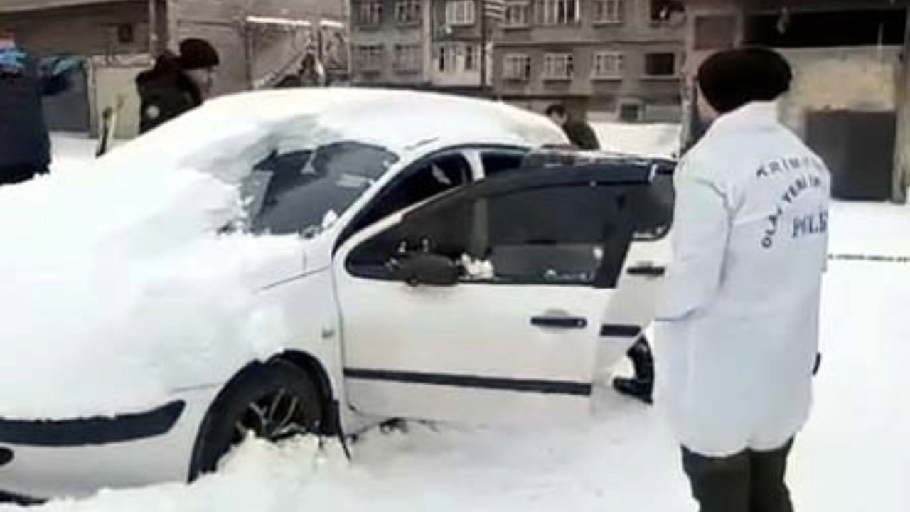 Karla kaplı araçta cesedi bulundu