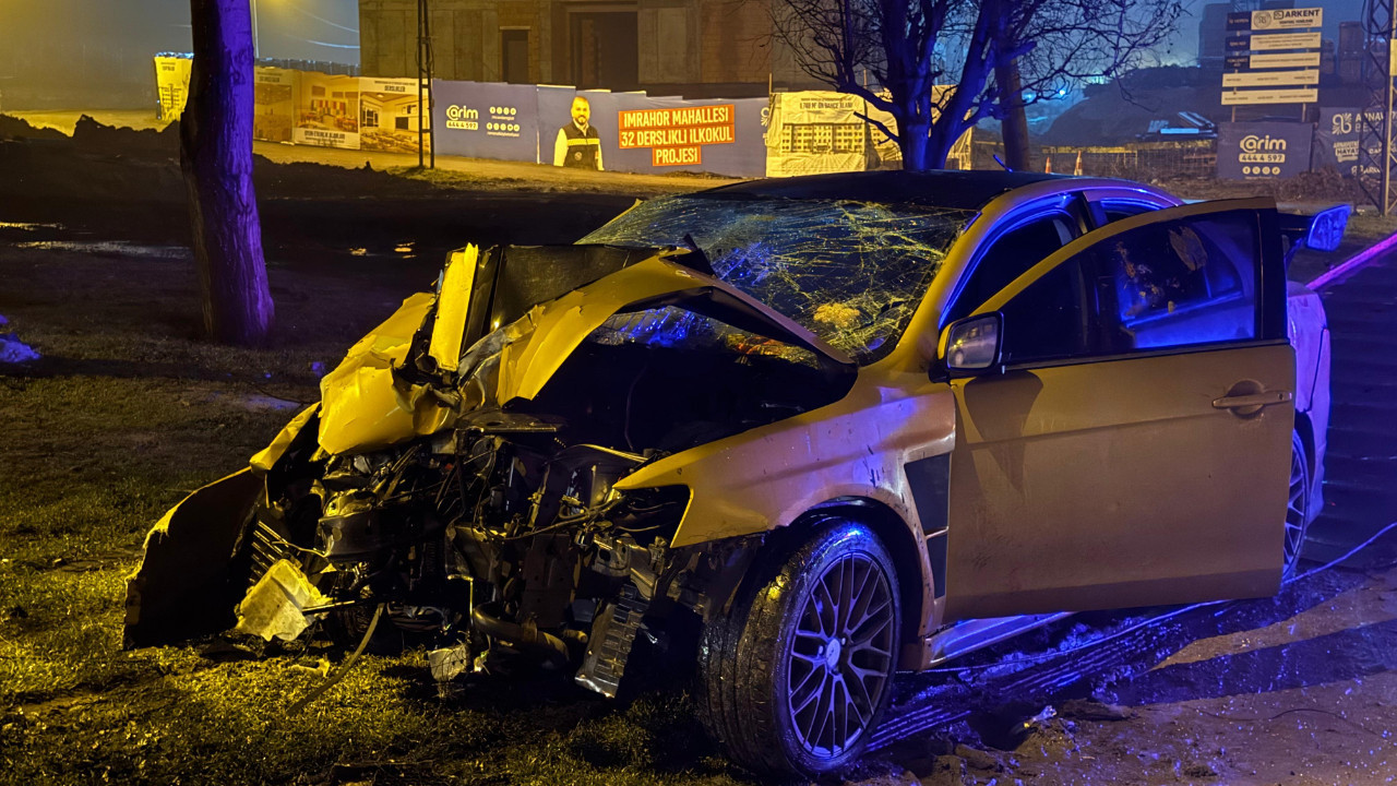 Otomobil direğe çarptı: 5 yaralı