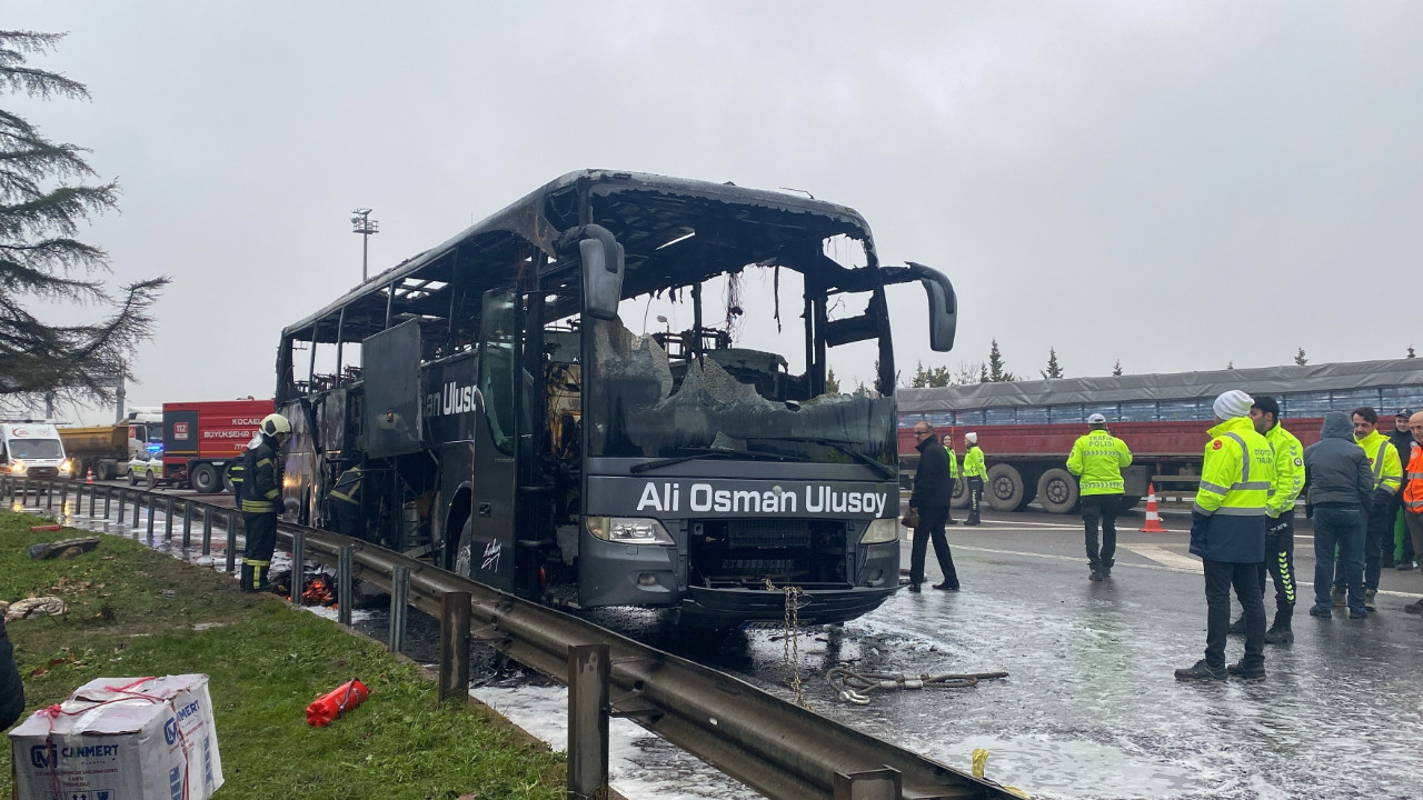 Seyir halindeki yolcu otobüsü alev alev yandı