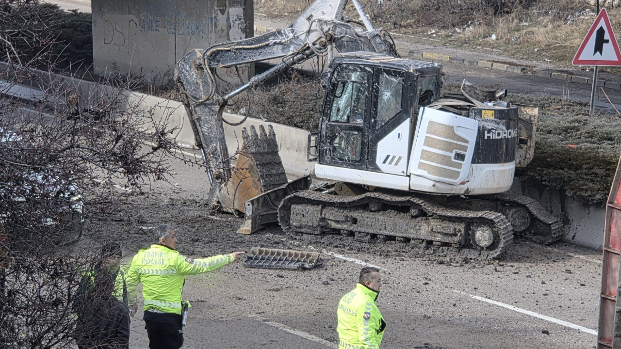 Ankaralılar facianın eşiğinden döndü: Yolun ortasına kepçe düştü