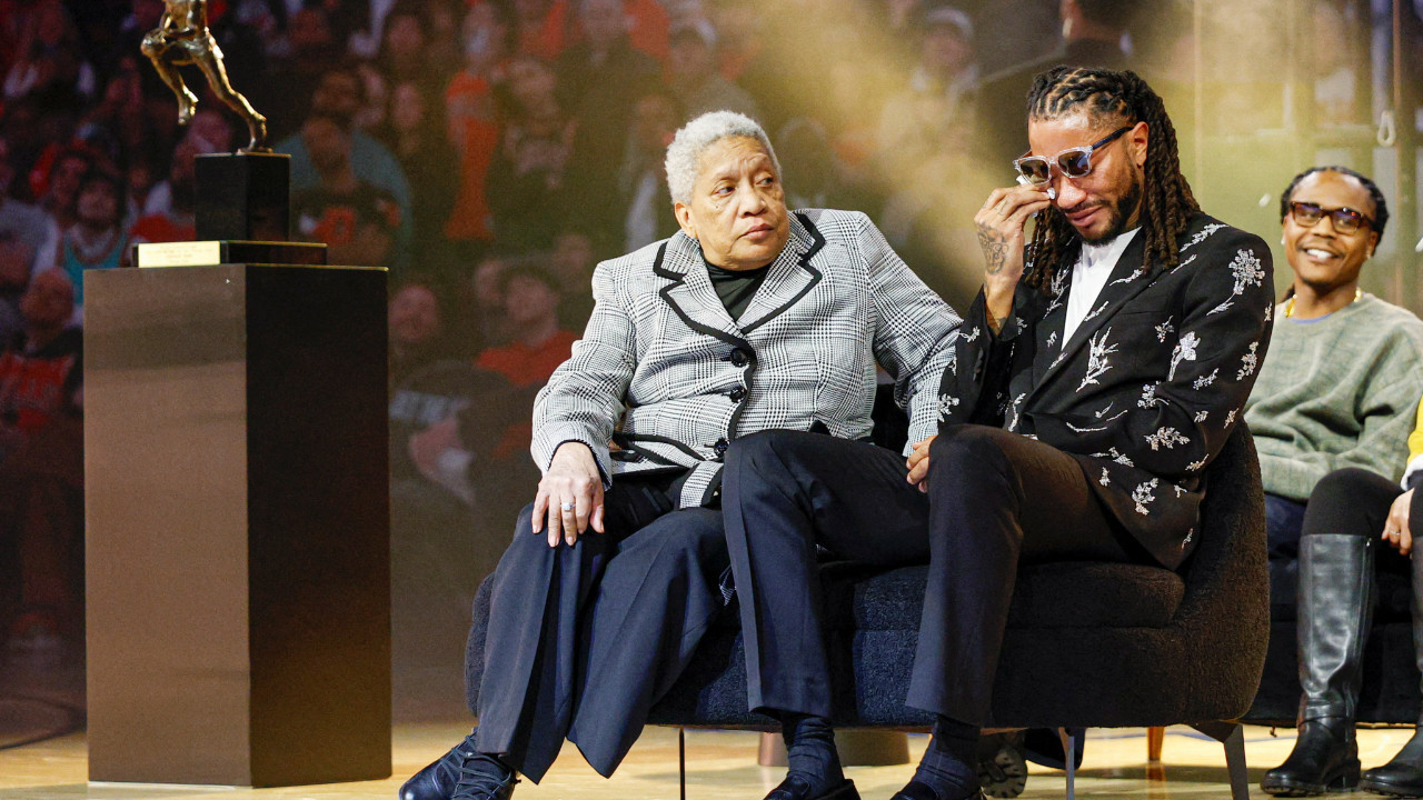 NBA'in en geç MVP'si Derrick Rose’un forma numarası emekli edildi