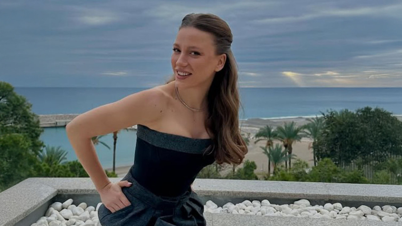 Serenay Sarıkaya Eyfel Kulesi’ne öpücük attı