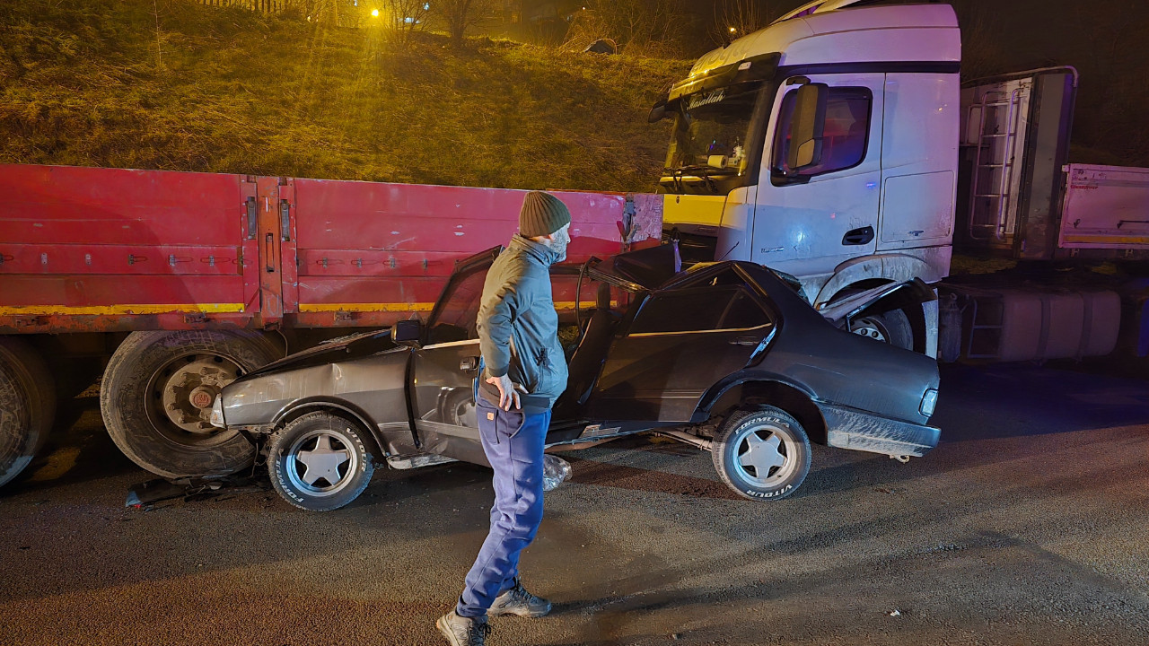 Tofaş tıra ok gibi saplandı