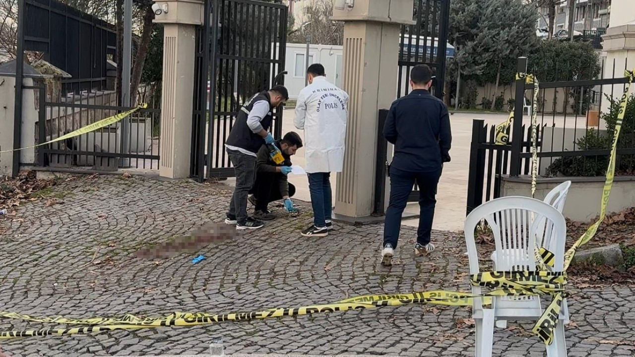 Annesinin cenazesinde kardeşini öldürdü