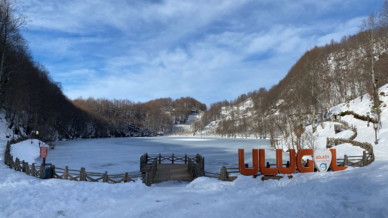 Buz tutan göle ziyaretçi akını