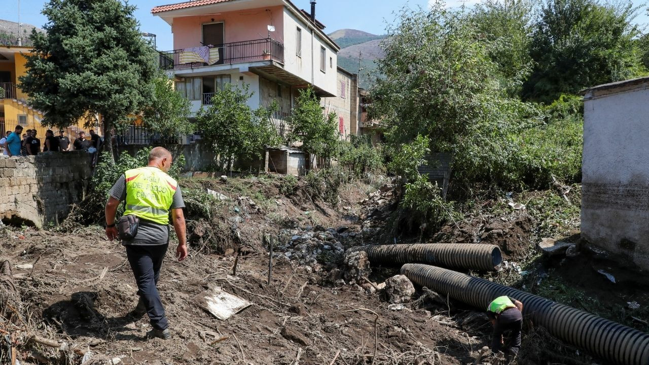 'Durum vahim': Yarık oluştu, binalar yıkıldı... 1000 kişi tahliye edildi