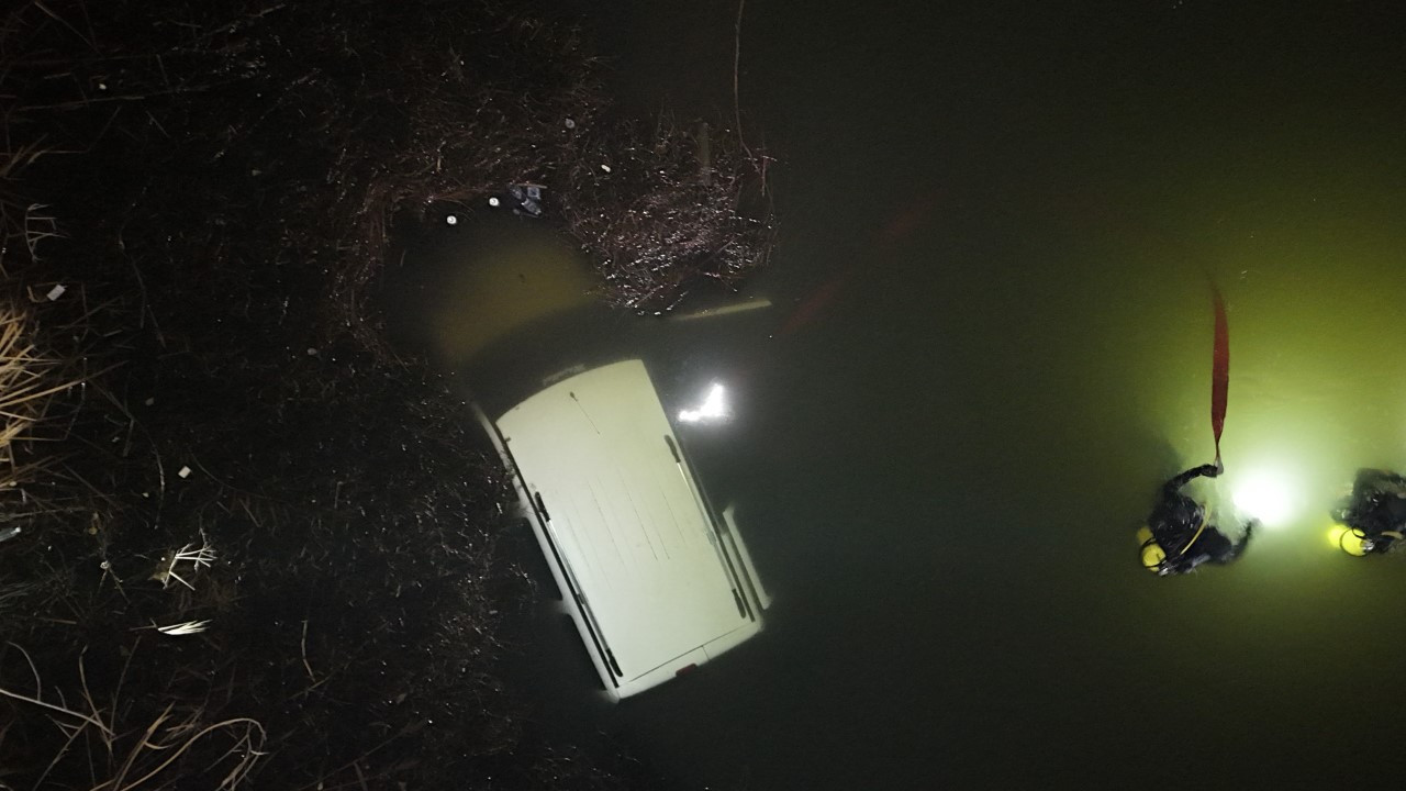 El freni çekilmeyen araç Porsuk Çayı’na düştü