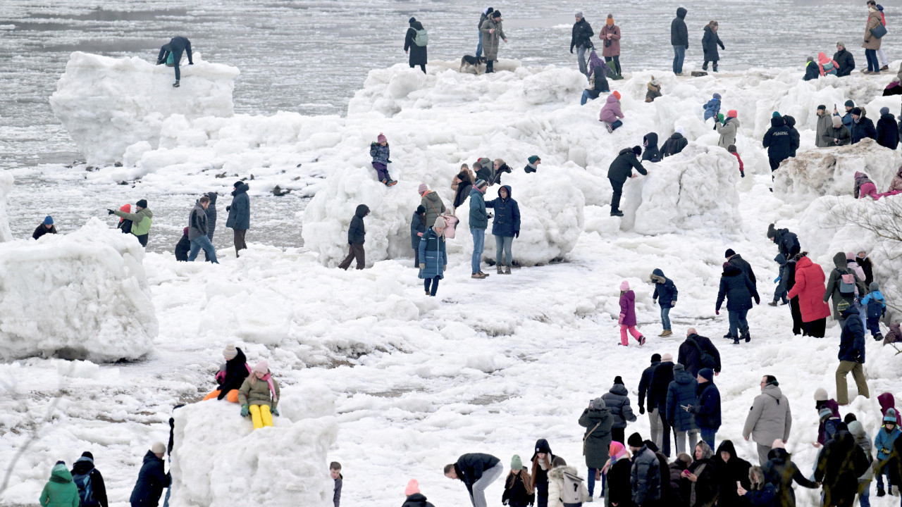 Kar ve buzlanma Almanya'yı felç etti: Bakanın uçağı havalanamadı