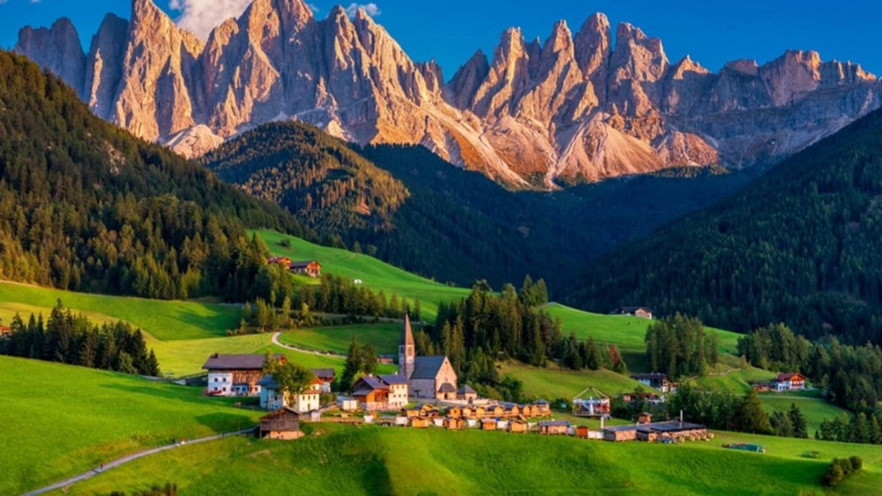 Küçük köy, turistler gelmesin diye yolları kapatıyor