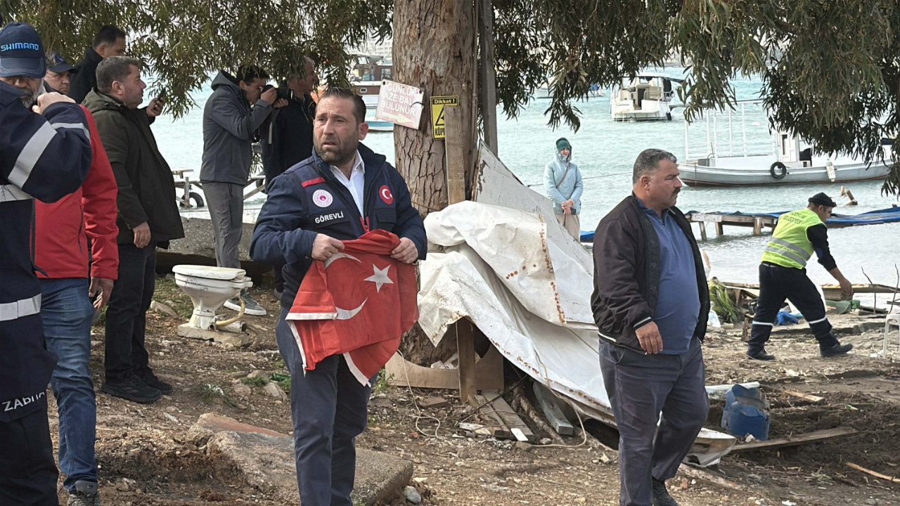 Tekne yıkımında Türk bayrağı çıktı, çalışmalar durduruldu
