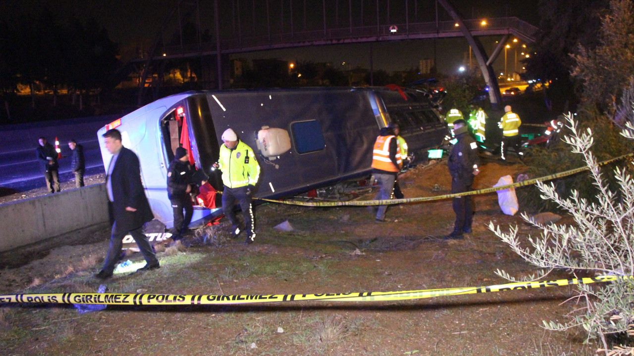 Yolcu otobüsü devrildi