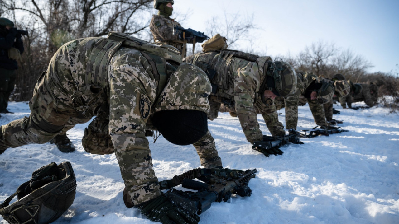 Cezaevinden cepheye... Eski mahkumlar askeri eğitimde