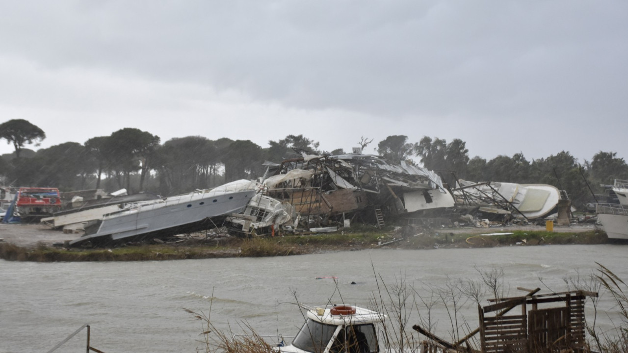 Dolu seraları vurdu, hortum tekneleri