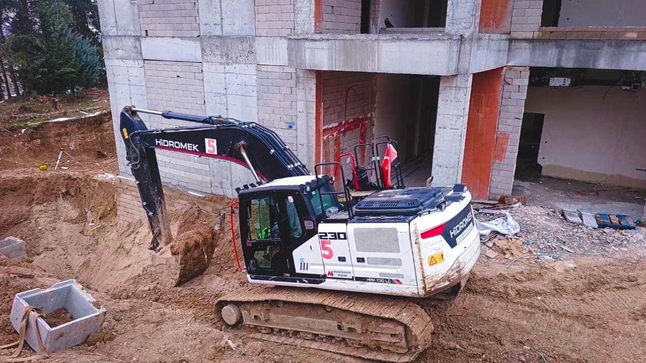 İş makinesiyle duvar arasına sıkıştı, hayatını kaybetti