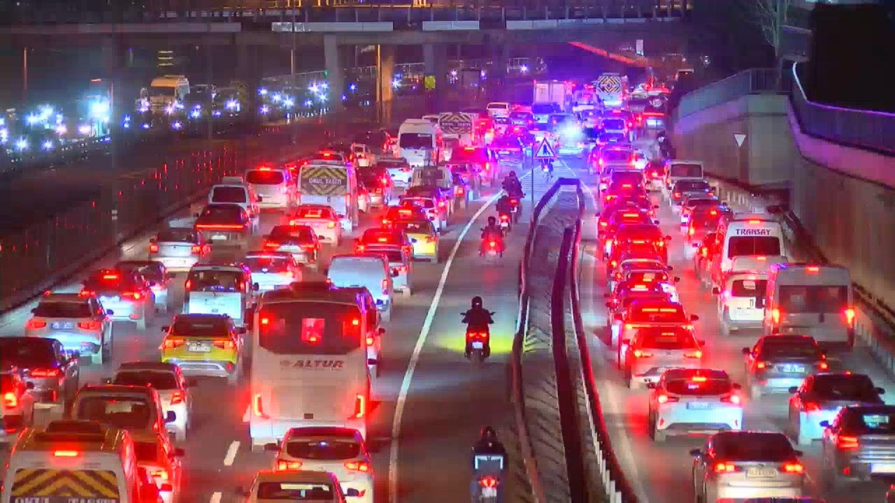 İstanbul'da trafik kilitlendi