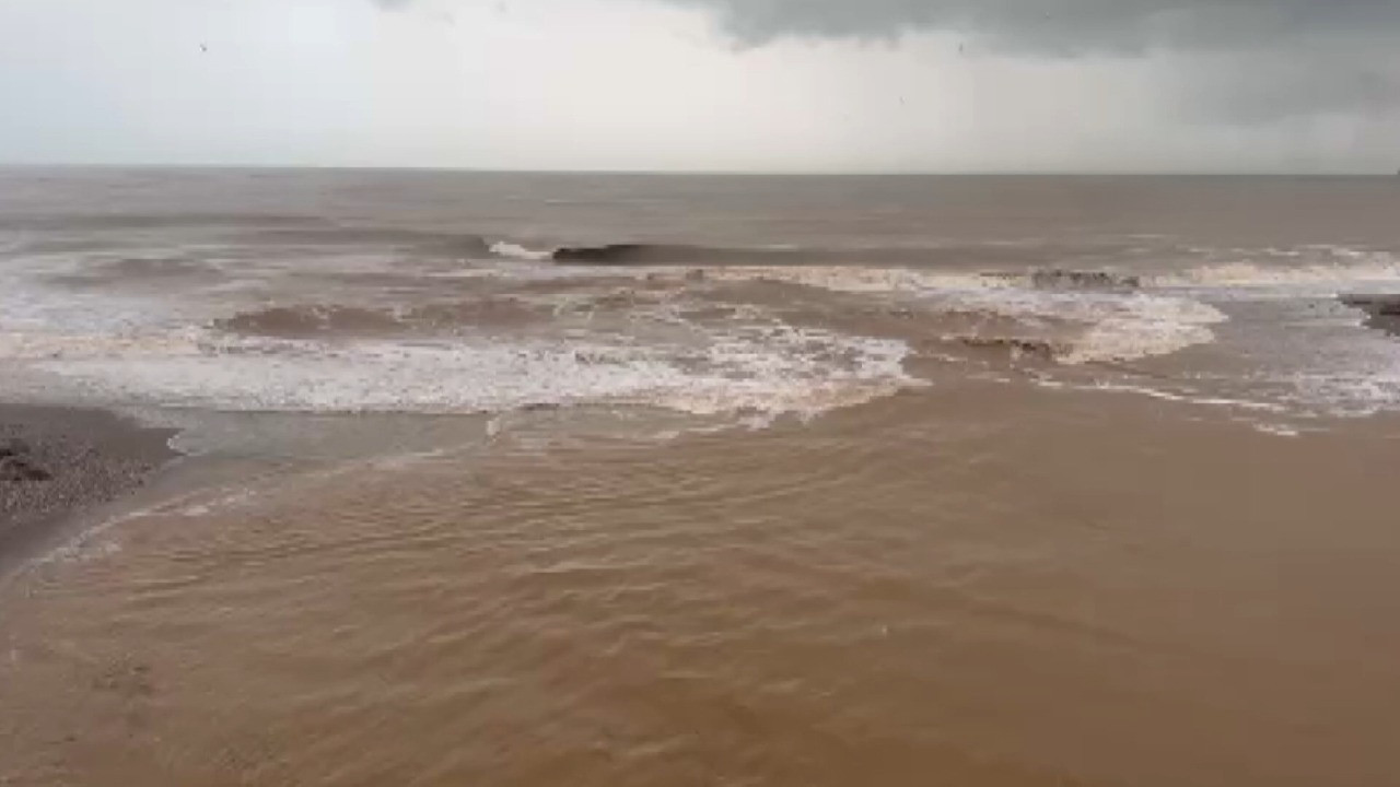 Konyaaltı denizinin rengi değişti