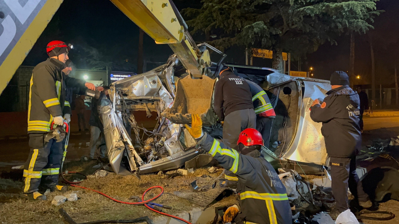 Sıkıştığı otomobilde hayatını kaybetti