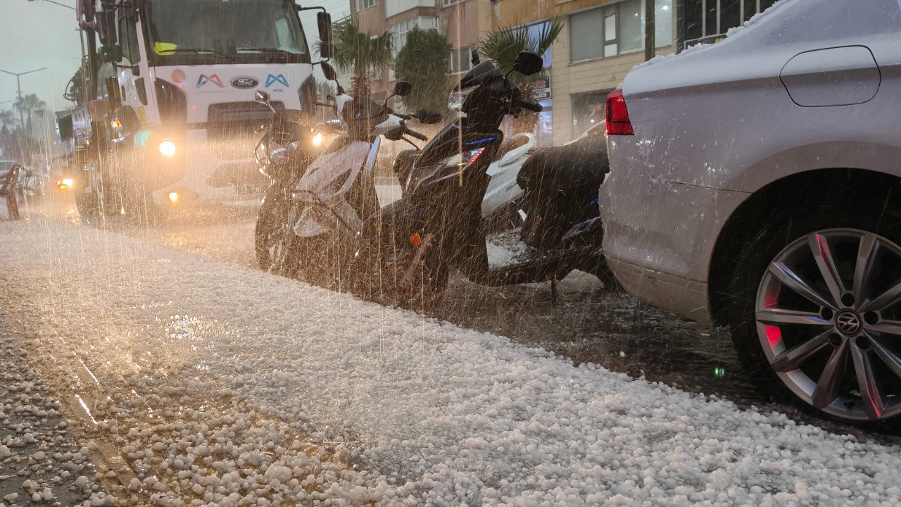 Silifke'de dolu felaketi: Sokaklar beyaza büründü
