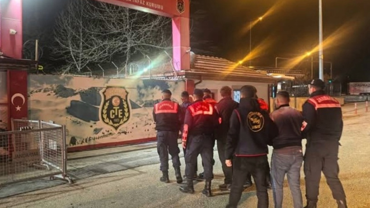 7 adresi soydular, hurdacıya satarken yakalandılar