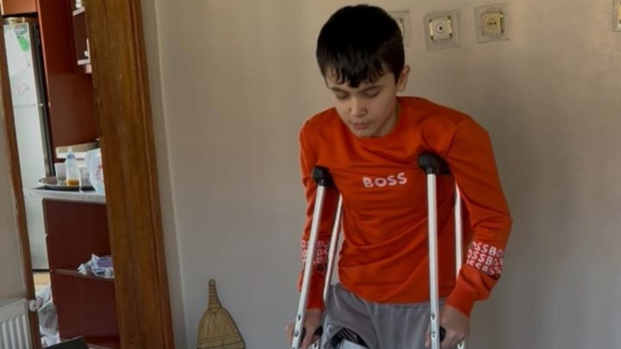 Annesinin cesedinin yanında ölü numarası yaptı, kurtuldu