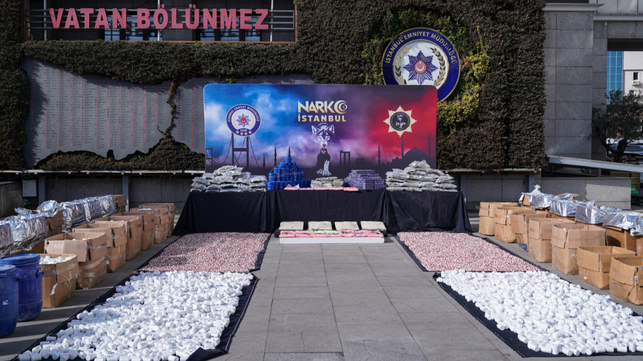 Emniyet'ten uyuşturucu 'sergisi'