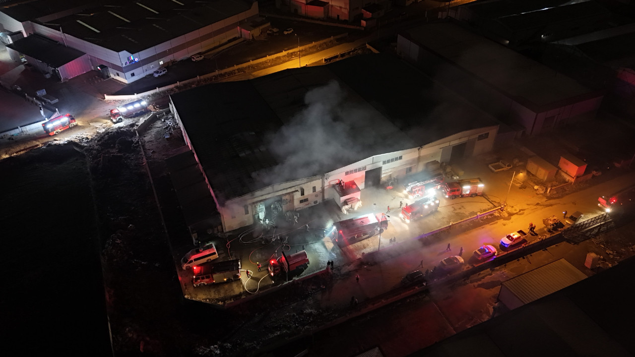 Mobilya fabrikası alev aldı