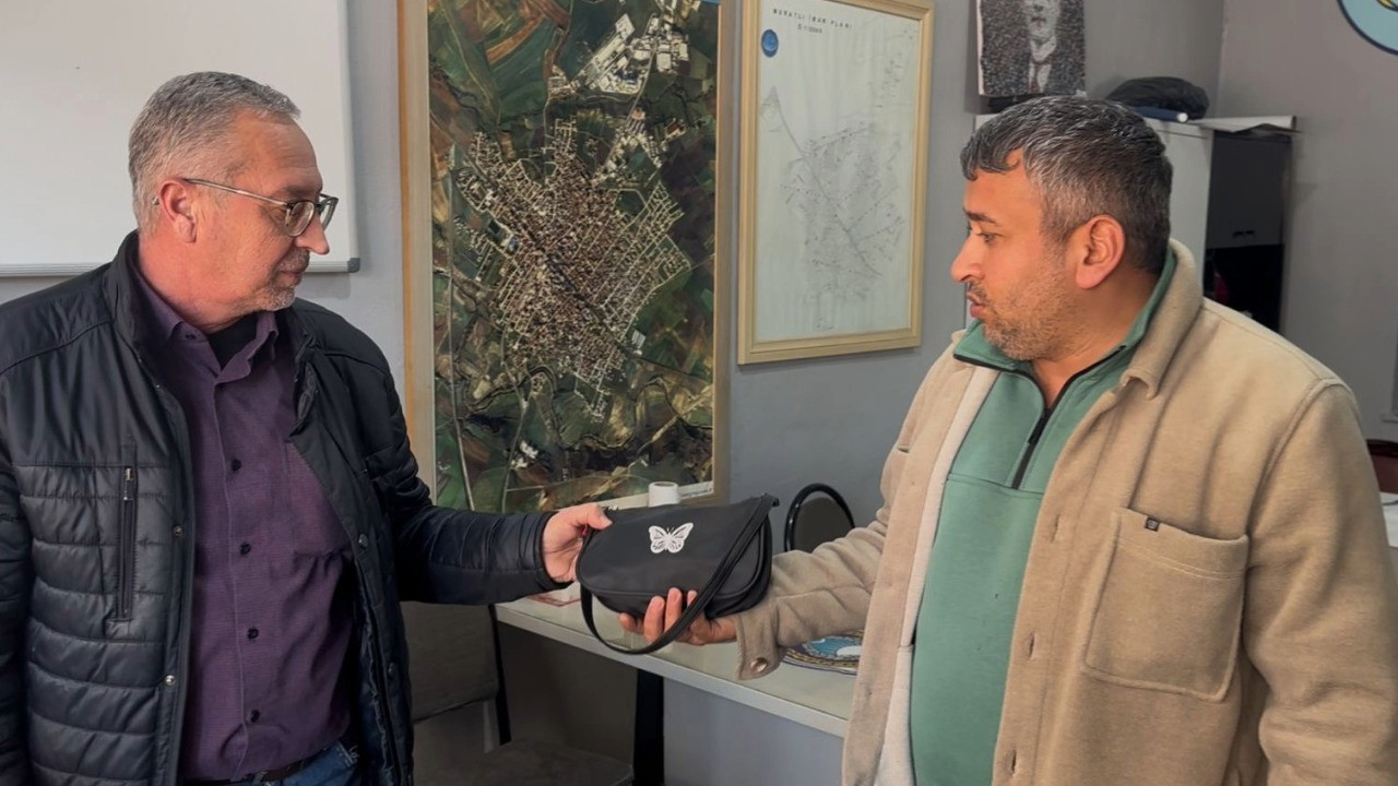 Parkta bulduğu çantayı zabıtaya teslim etti