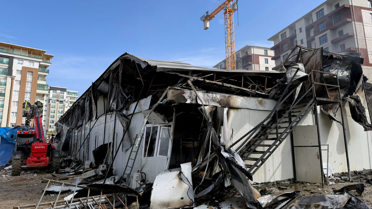 Şantiyede panik: Konteyner yatakhane alevlere teslim oldu