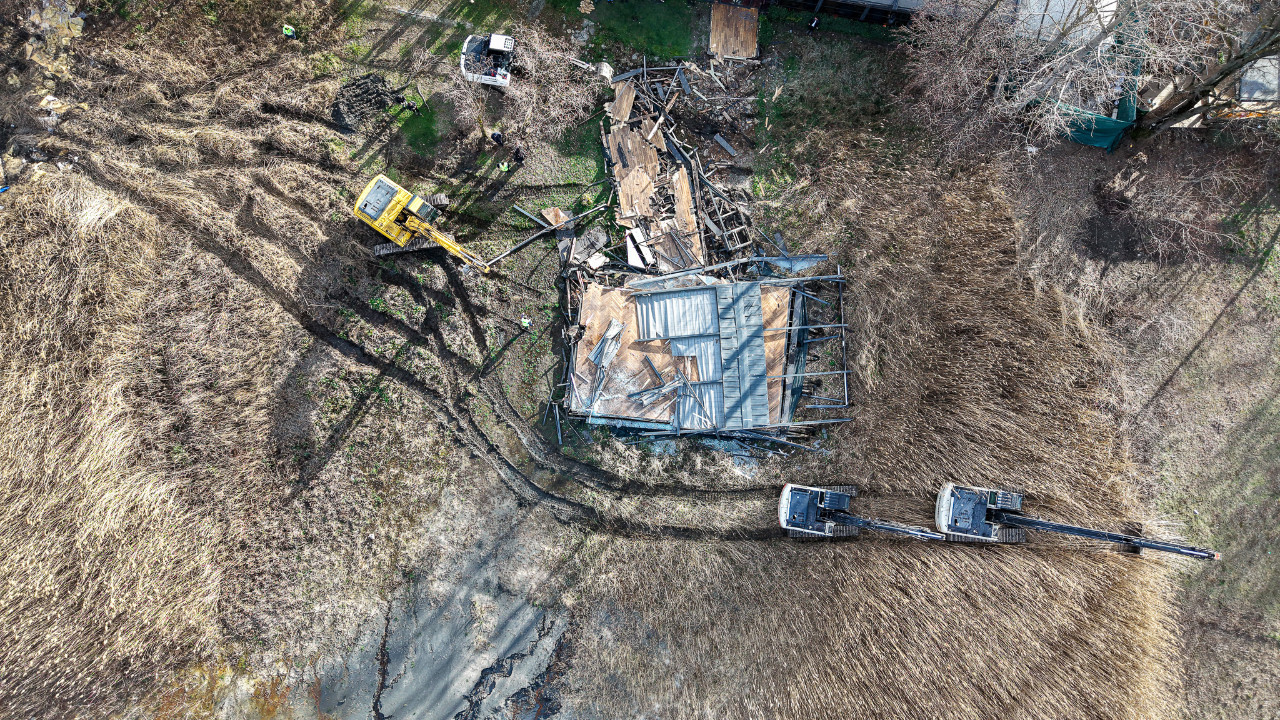 Sapanca Gölü kıyısındaki kaçak yapılar yıkıldı