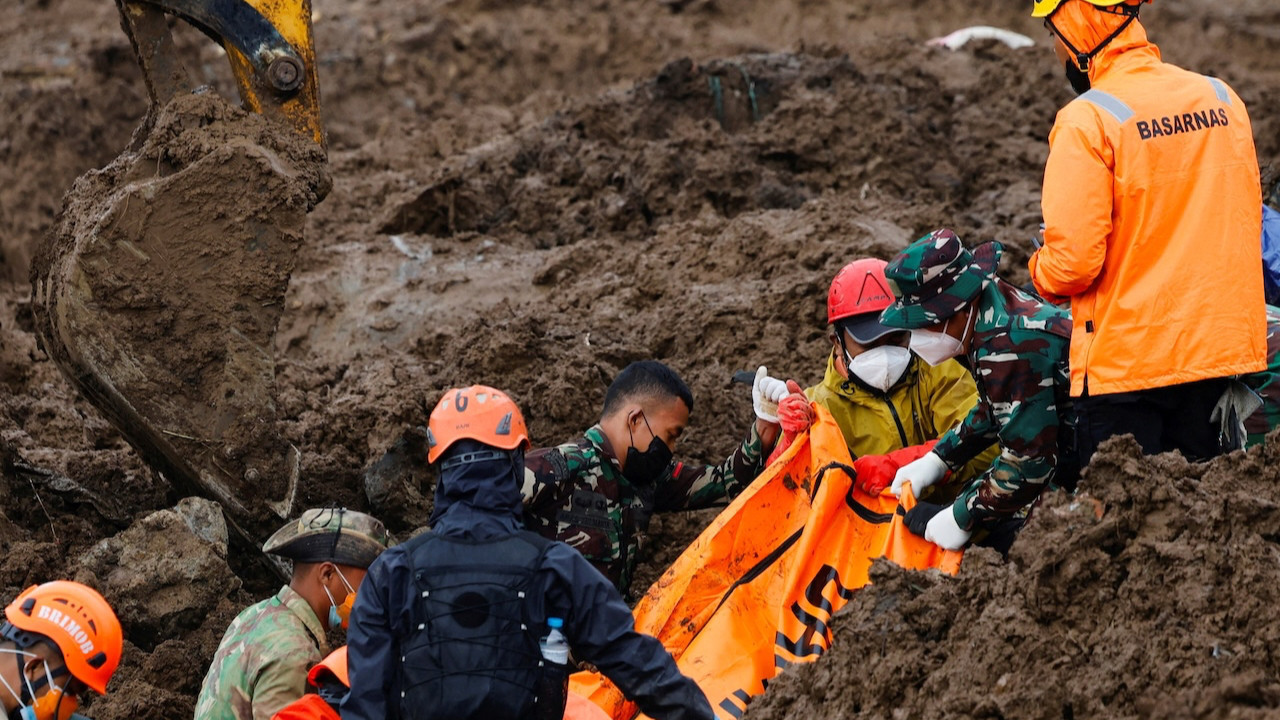 Toprak kayması felaketinde ölü sayısı artıyor