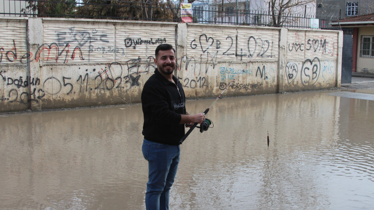 Altyapı isyanı: Esnaf göle dönen sokakta olta attı
