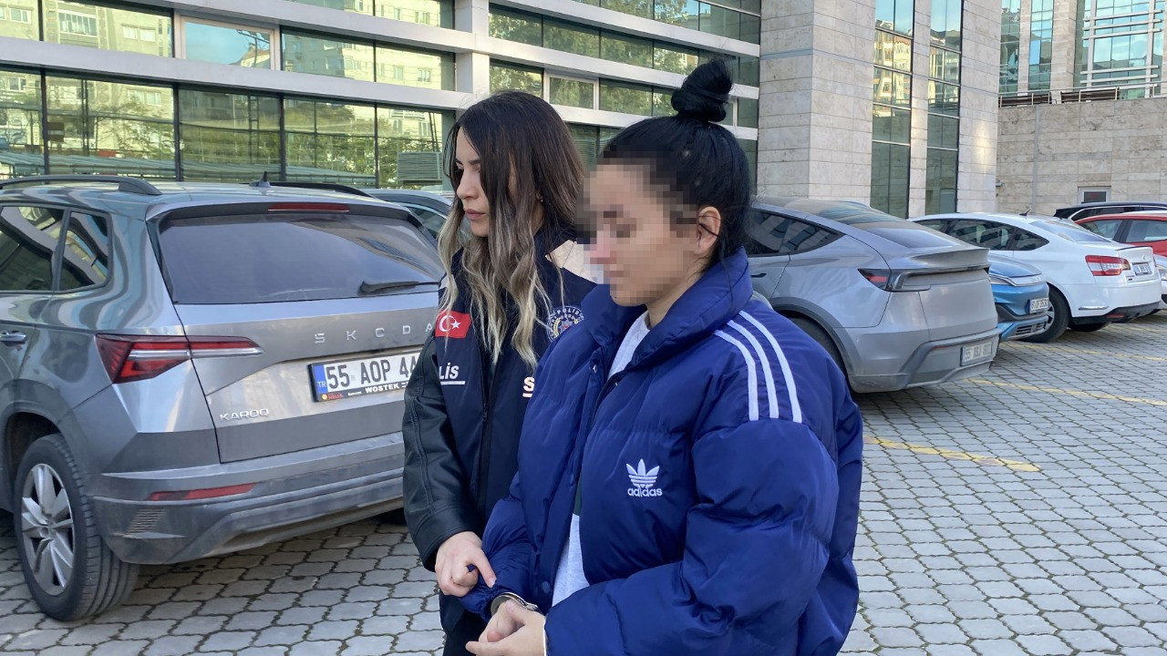 Arkadaşlarını süpürgeyle dövüp telefonunu çaldılar