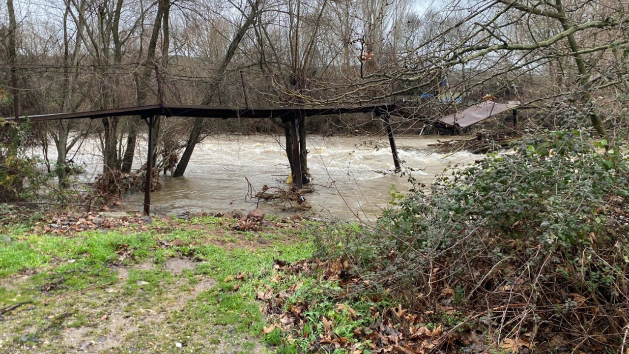 Çanakkale'de sağanak alarmı: Yollar kapandı, araziler göle döndü
