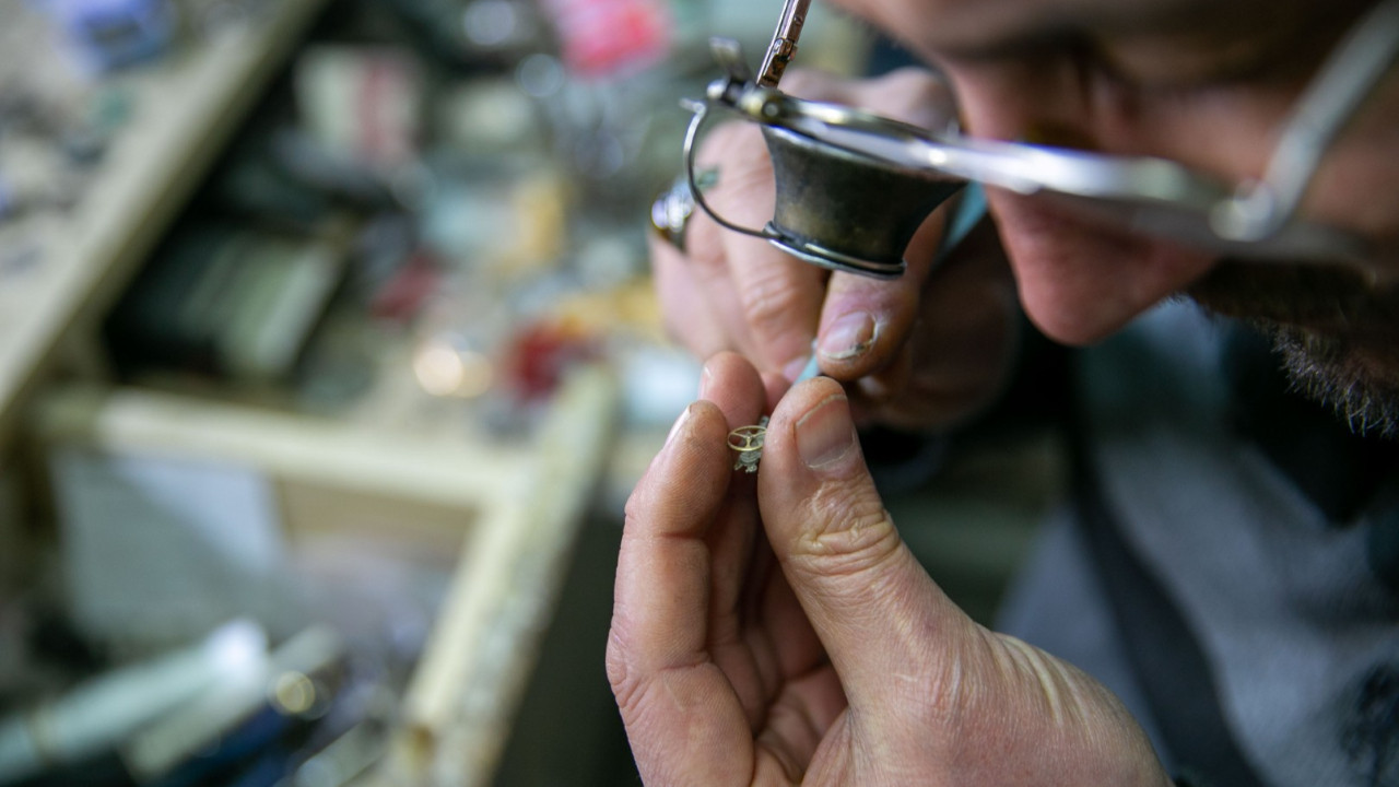 Depremde ailesini kaybetti, baba mesleğine sarıldı