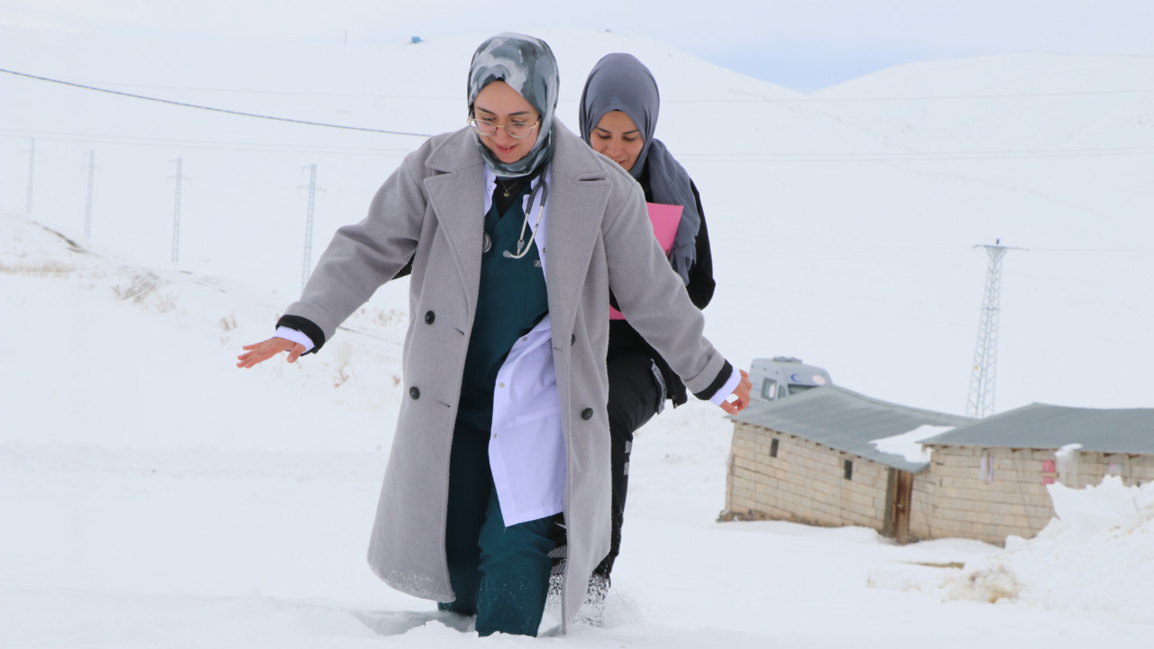 Eksi 30 derecede, 1,5 metre karda sağlık mücadelesi