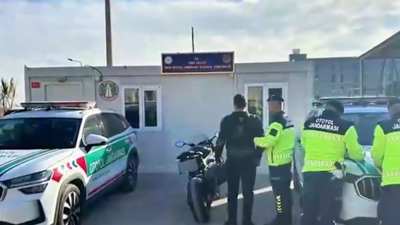 Otoyolda aşırı hız yapan motosiklet sürücüsü yakalandı
