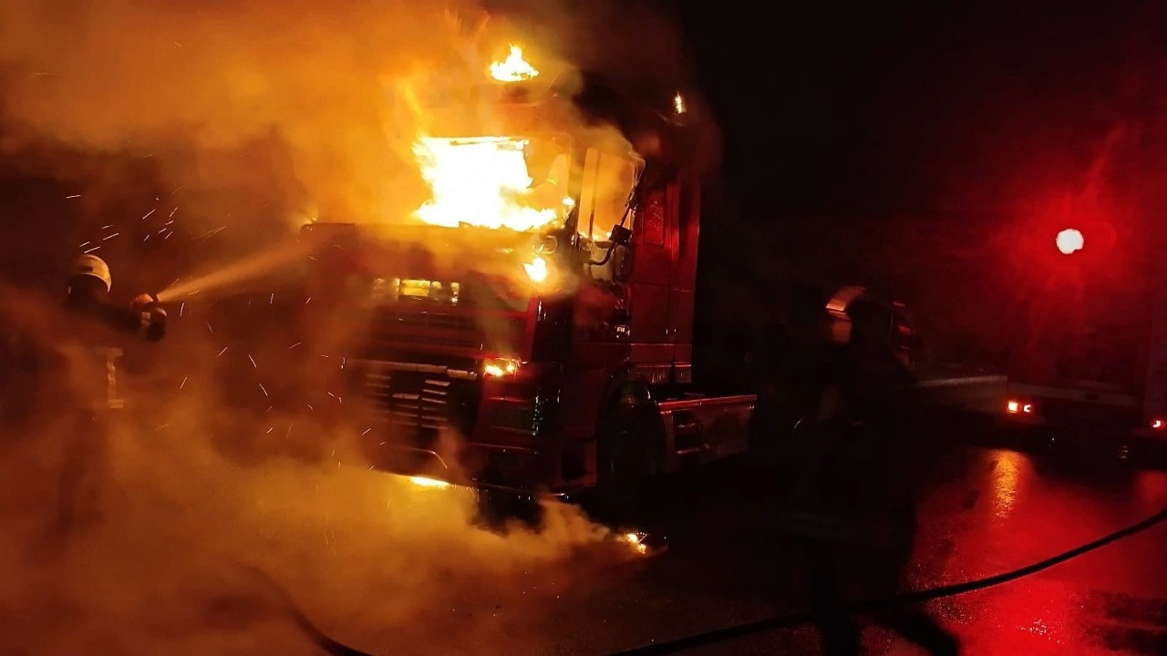 Seyir halindeki TIR'ı alevler sardı