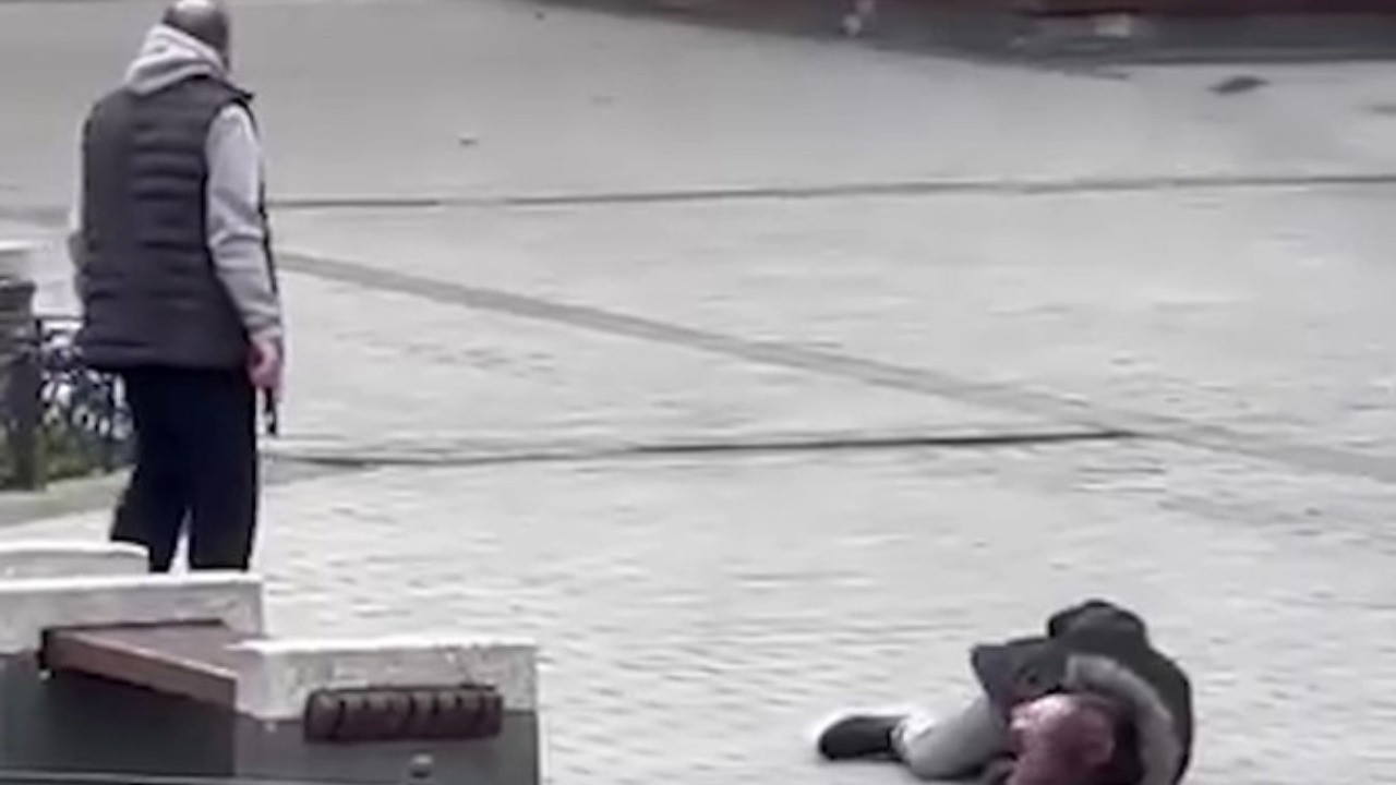 Silahla yaralayıp başında bekledi