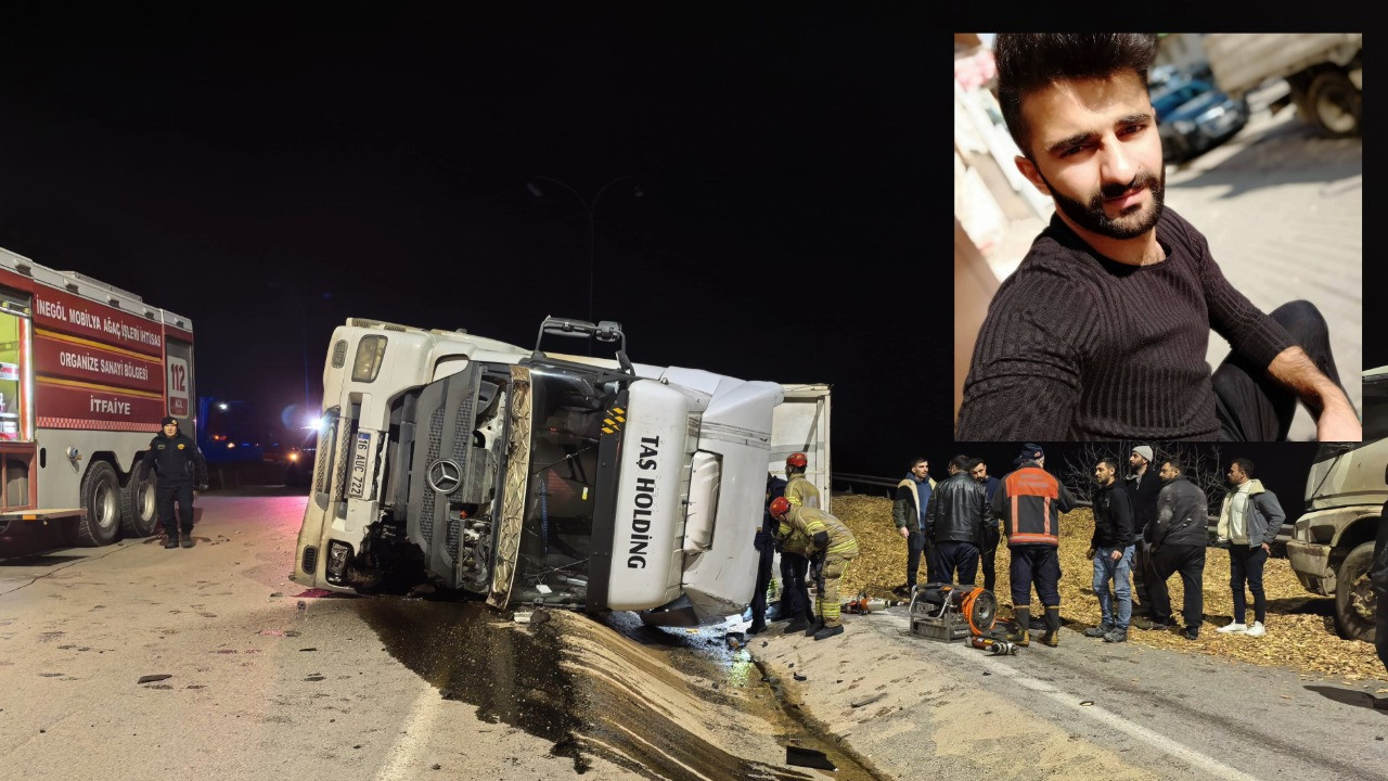 Talaş yüklü TIR devrildi, genç sürücü hayatını kaybetti