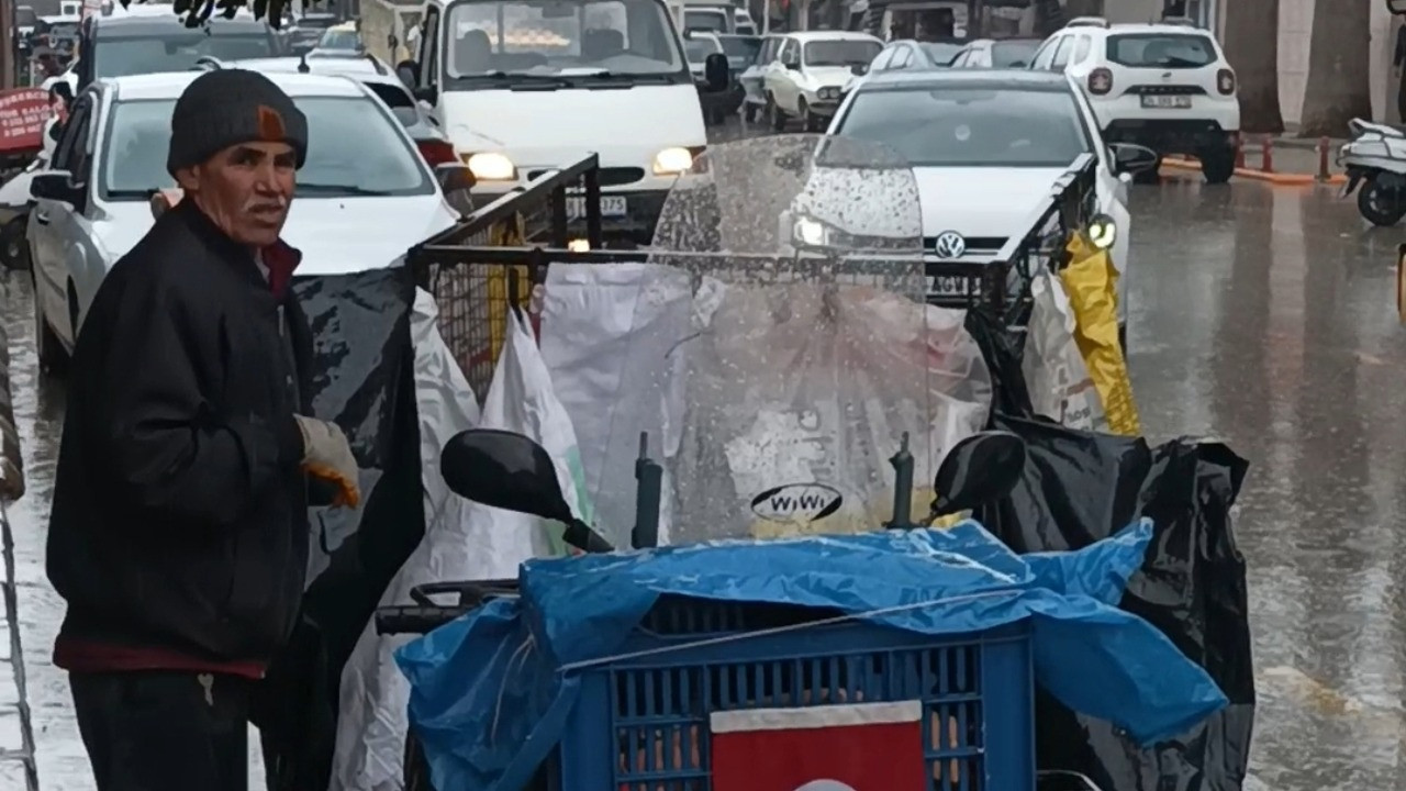 Tek eliyle beş kişiye bakıyor: Mecburum