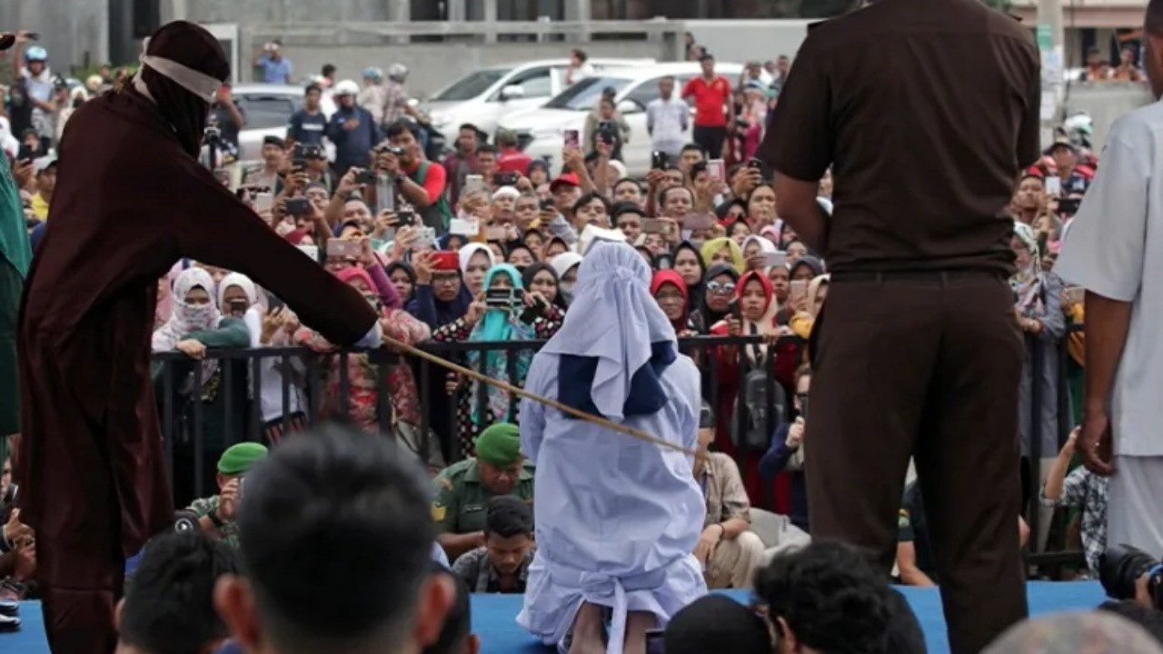 140 kez kırbaçlandı, bayıldı