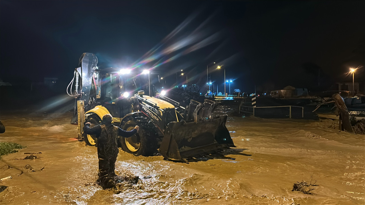 Çay taştı, tekneler-araçlar zarar gördü