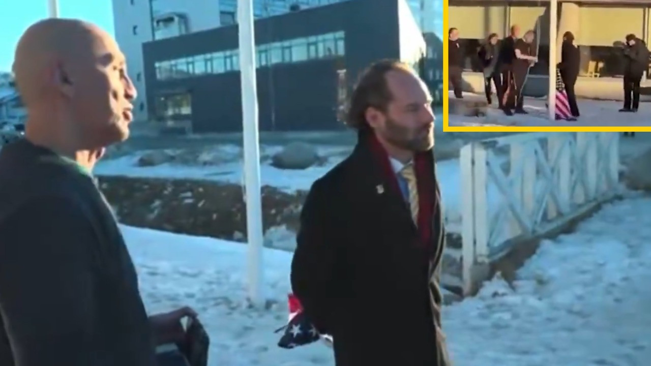 Grönland'da ABD bayrağı krizi: Belediye başkanı at…