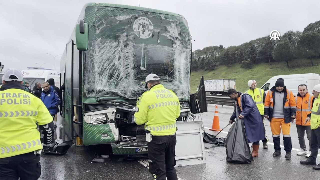 Konyaspor takım otobüsü İstanbul'da kaza yaptı