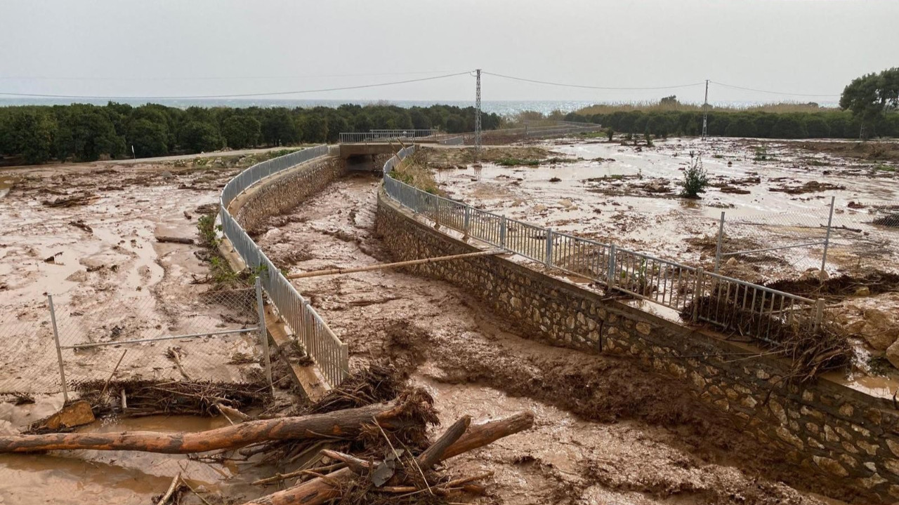 Mersin'de şiddetli yağış sele yol açtı: Dere taştı, köprü yıkıldı
