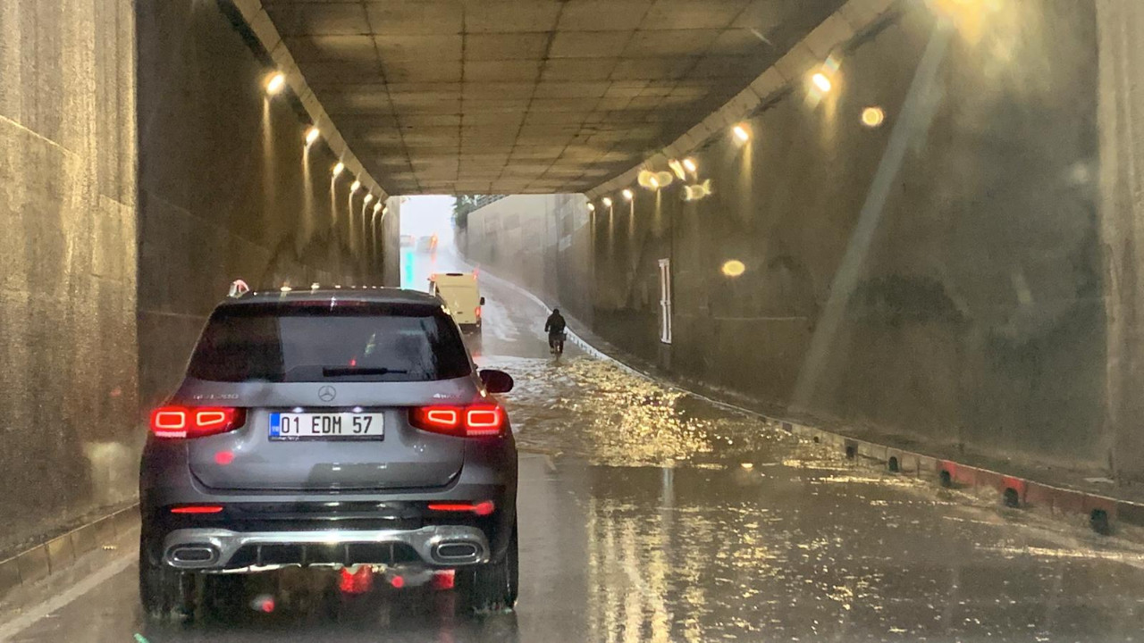 Meteoroloji uyarmıştı: Cadde ve sokaklar göle döndü, araçlar mahsur kaldı