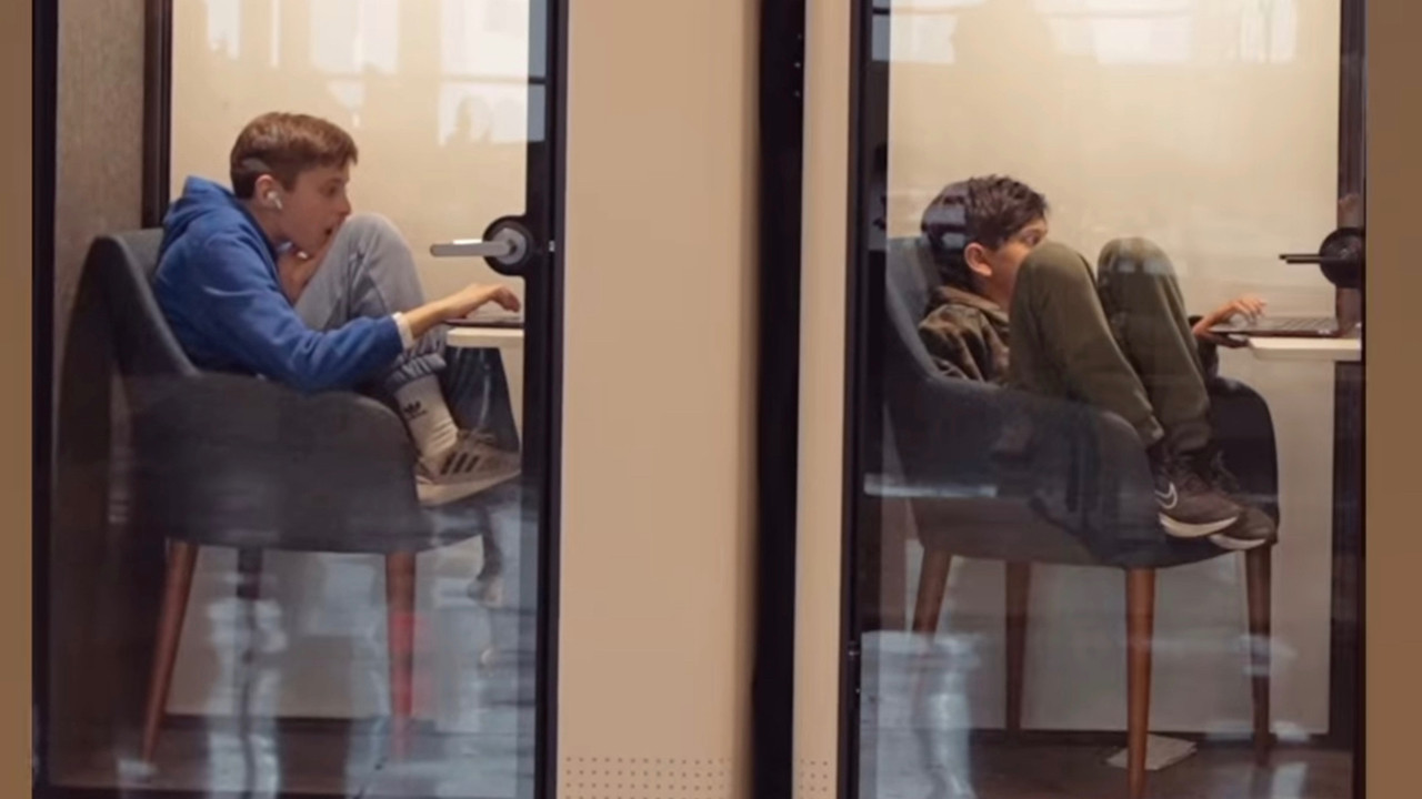 Yıllık ücreti 3 milyon TL olan özel okulda eğitimi yapay zeka botları veriyor