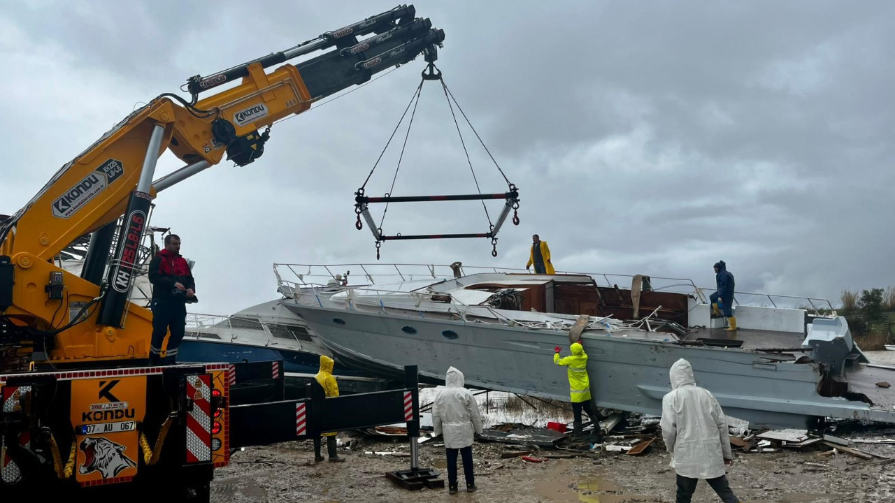 Antalya'da tekneler vinçle taşındı