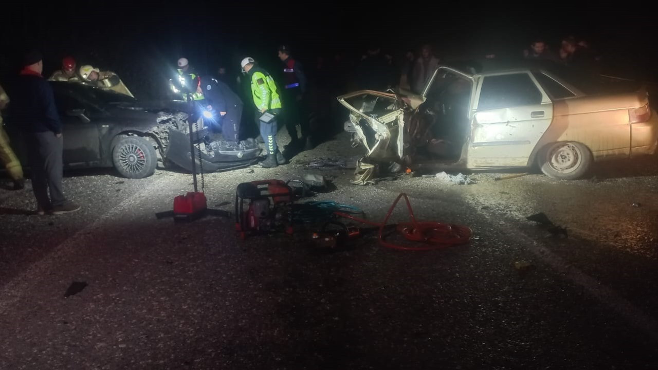 Bursa'da iki otomobil kafa kafaya çarpıştı: 3 yaralı